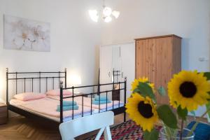 ein Schlafzimmer mit einem Etagenbett mit einem Stuhl und Blumen in der Unterkunft Friendly home in the center in Budapest