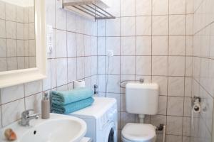 une salle de bain avec des toilettes blanches et un lavabo dans l'établissement Friendly home in the center, à Budapest 67 autres photos