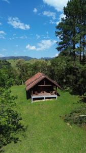 a small building in the middle of a field at refugio in Aguas Mornas