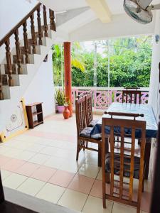 a dining room with a table and chairs at Moragalla Relax Stay in Beruwala