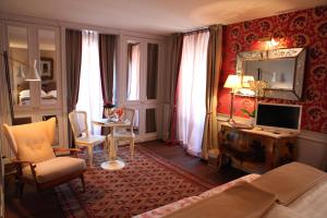 a living room with a couch and a table and a television at Il Relais in Verona