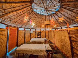 a room with two beds and a ceiling with stars at Hotel Terra Barichara in Barichara