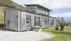a modular house with a large window at Speuran Mora in Teangue