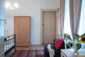 ein Wohnzimmer mit einem Sofa und einem Tisch in der Unterkunft Friendly home in the center in Budapest