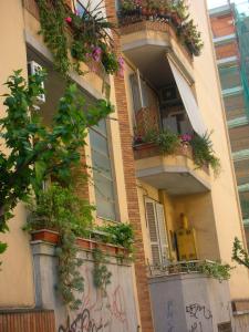 een appartementencomplex met bloempotten op de balkons bij A Casa Cibella in Rome