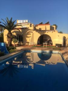 a villa with a swimming pool in front of a house at Luxuriöses Chalet mit privatem Pool in Roquetas de Mar