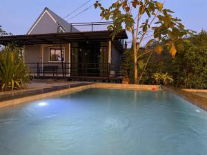 a swimming pool in front of a house at เขากิวเทอเรส @สิชล in Sichon