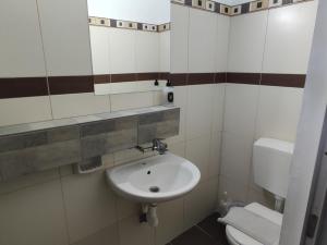 un bagno con lavandino e WC di El Mar Studios a Keramotí