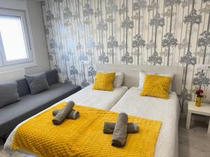 a bedroom with two beds and a couch at Apartamentos Logroño Centro in Logroño