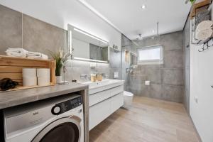 a bathroom with a washer and dryer in it at Modernes Design-Apartment am Drachenfels in Bad Honnef am Rhein