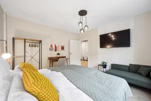 a bedroom with a bed with corn pillows on it at Modernes Design-Apartment am Drachenfels in Bad Honnef am Rhein