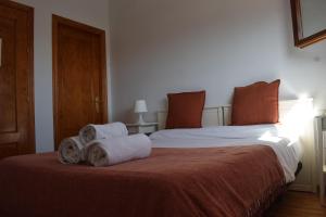 a hotel room with two beds with towels on the bed at Apartamento Belmecher in Estella