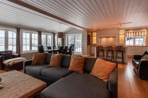 a living room with a couch and a kitchen at Cosy and central Apartment in Holo