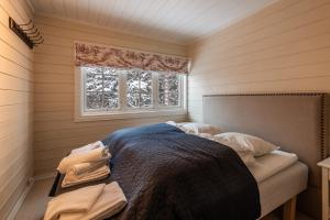 a bedroom with a bed and a window at Cosy and central Apartment in Holo