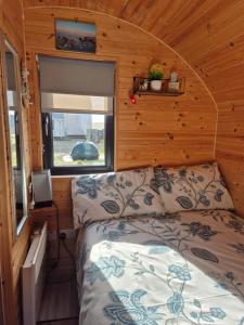 a bedroom with a bed in a tiny house at An Gearasdan in Eoropie