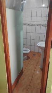 a bathroom with a toilet and a sink at Cabaña La Perla in Isla Negra