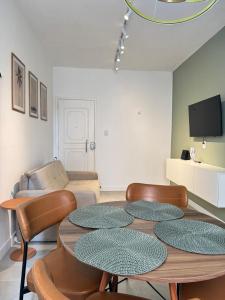 a living room with a table and chairs and a couch at Apartamento no Umarizal in Belém