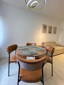 a room with a table and chairs and a couch at Apartamento no Umarizal in Belém