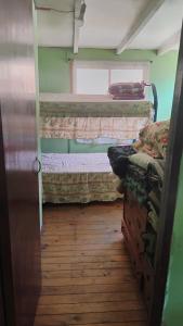 a bedroom with a bunk bed and a window at Cabaña La Perla in Isla Negra +3 photos