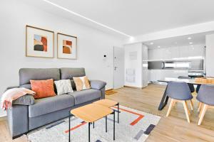 a living room with a couch and a table at Velapi 23 in Roda