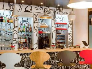 a restaurant with a black and white patterned wall at ibis Paris Porte de Clichy Centre in Clichy