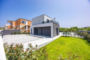an image of a house with a yard at Villa Delecto in Premantura