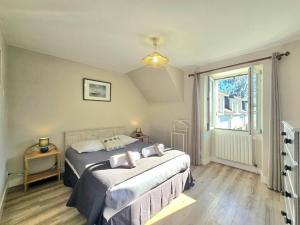a bedroom with two beds and a window at Ty Coët, plage et Golfe à pieds in Arradon