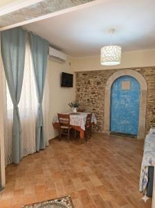 a living room with a table and a blue door at Dimora Sogno Suite in Termoli