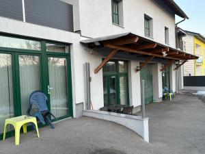 a building with a blue chair and a yellow table at Apartmani Ela 1 in Sierning