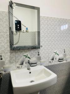 a bathroom with a sink and a mirror at Three D Rooms in Haldummulla