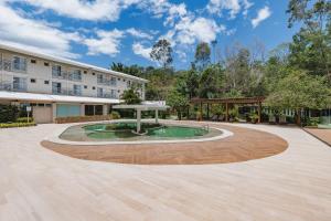 a courtyard with a fountain in front of a building at Rio Quente Resorts Refúgio Grand Premium - Antigo Hotel Turismo in Rio Quente