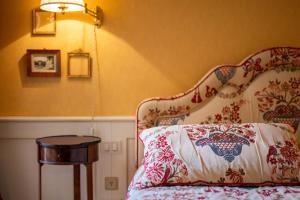 a bedroom with a bed and a table and a lamp at Casa Orta appartamento con vista lago in Orta San Giulio