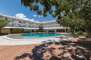 a large building with a swimming pool in front of it at Rio Quente Resorts Refúgio Grand Premium - Antigo Hotel Turismo in Rio Quente