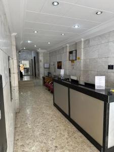 eine Lobby mit Rezeption in einem Gebäude in der Unterkunft Hotel Moraes próximo a 25 de Março, Brás e Bom Retiro - Reserve agora e só pague no check-in in São Paulo