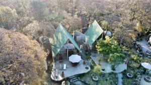 an overhead view of a house in the woods at Cabaña Romántica, glamping Piedra Braza Orígenes in Ocoyoacac +2 photos