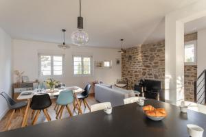 a kitchen and living room with a table and chairs at P'ty Solidor - 500m du port in Saint Malo