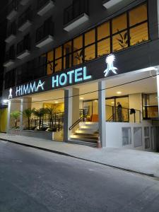 un edificio alberghiero con un cartello che recita "hotel hamima" di HIMMA Hotel a Aparecida
