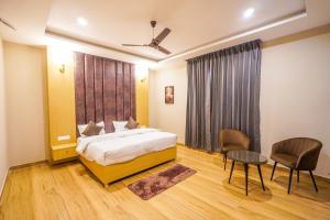 a bedroom with a bed and a table and chairs at Hotel American inn in Nakodar