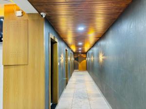 a hallway with blue walls and a wooden ceiling at Hotel Hunter in Bārdoli