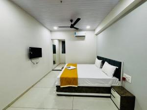 a bedroom with a bed and a ceiling fan at Hotel Hunter in Bārdoli