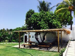 un pergolato con panchine in un cortile di Villa Vanuza a Santa Cruz Cabrália