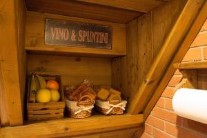 トリノにあるSuite Imperiale Centro Storicoの木棚(フルーツ、パン、看板付)