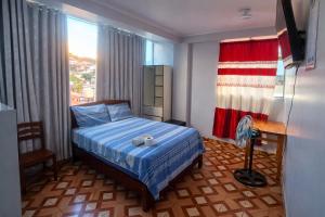 a bedroom with a bed in a room with a window at HOSPEDAJE EL CANTARO II in Tingo María +6 photos