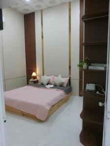 a bedroom with a large bed with pink sheets at Mây homestay Phan Rang in Bắc Sớn