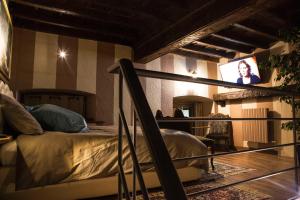トリノにあるSuite Imperiale Centro Storicoのベッドルーム1室(ベッド1台、壁掛けテレビ付)