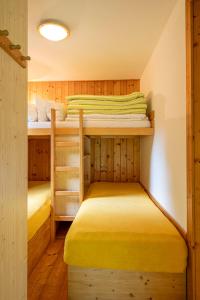 a room with two bunk beds in a cabin at Sruby Peřeje in Ostravice