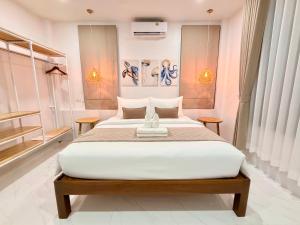 a bedroom with a large white bed in a room at Labelle villa koh phangan in Ko Phangan