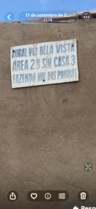 a sign that is on the side of a building at Sobrado Oliveira in Goiânia