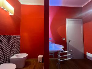 a bathroom with two sinks and two toilets at "La Sala di Dante" Wi-Fi, Smart Tv, AC, Bagno Privato in Pistoia +16 photos
