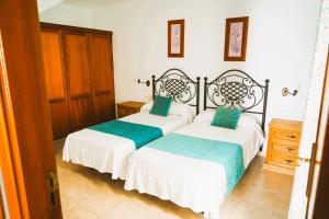 two beds sitting next to each other in a room at Apartamentos Graciosamar in Caleta de Sebo